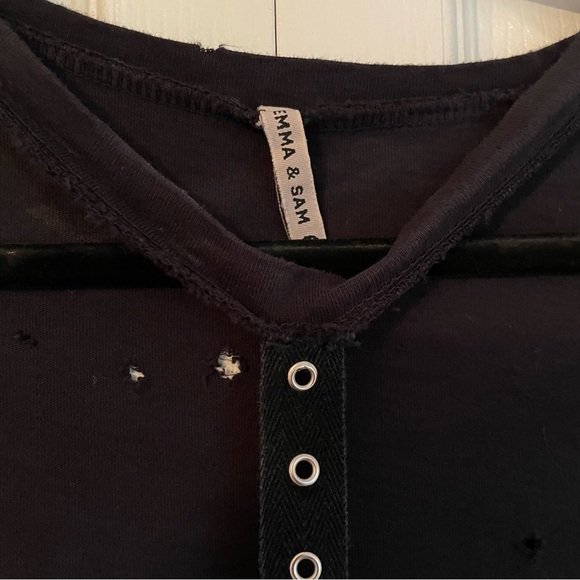 EUC Women’s Emma & Sam Short Sleeve Distressed Tee in Black  - Medium - Picture 8 of 8